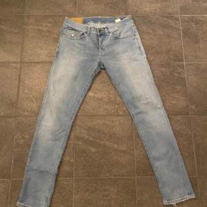 Tjena säljer dessa sjukt snygga dondup jeans i modellen george och i stl 33 o väldigt bra skick🙌Vid minsta fundering är det bar att höra av sig. Kan tänka mig byte