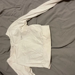 Träningstopp - Bra skick , tight i formen , omfamnar kroppen