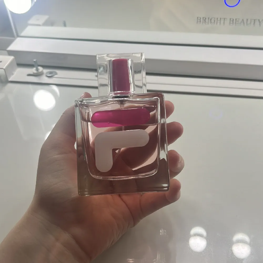 Fila parfym, använd fåtal gånger. Har tyvärr inte boxen kvar. Kontakta för fler bilder🩷. Perfume.