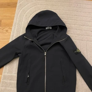 Stone Island vårjacka - Säljer Stone Island vårjacka svart. Stl XS Använd ett fåtal gånger. 