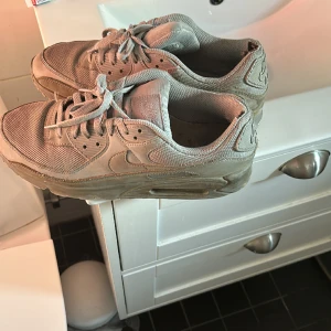 Nike air Max 90 grå - Säljer nu dessa snygga air Max 90. Dehar lite slitningar här och där men går definitivt att använda fortfarande. Köpt för 1600 kr.