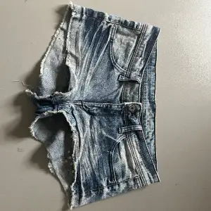 Snygga jeansshorts med nitar!  Midjemått rakt över: 41 cm  Längd: 27 cm Storlek: 40  Märke: hm Hör av er vid frågor💛