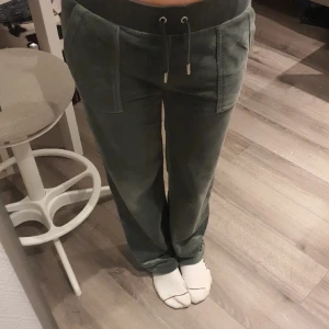 Juicy couture  - Superfina gröna juicy couture byxor i storlek S. Sicket är bra inga tydliga täcken på andvändning.