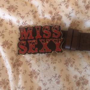 Jättesnyggt bälte me texten ”Miss Sexy” Aldrig använd då ja ångrar köpet, tror den e 80-90cm men är inte helt säker🤒 Fråga om fler bilder😘