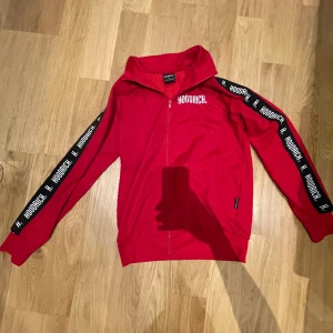Hoodrich tröja - Använd fåtal gånger, tvättad 2-3 gånger och är nästan i nyskick Storlek S fast passar bra som både S och M