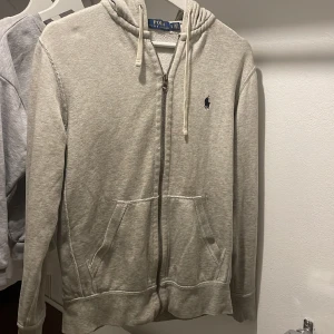 Ralph lauren   - Säljer en Tröja, skick 9/10  Köpt för ett tag sen, men den var för liten! 