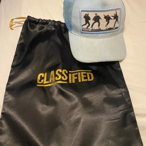 Classified keps - En hyfsat ny keps som är använd få tal gånger, skulle säga att skicket är 8/10 