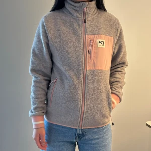 Kari Traa fleece  - Varm och mjuk fleece från Kari Traa. Passar bra att ha under jackan, regnjackan eller bara ha den som den är. Jag köpte den för 1 000kr.