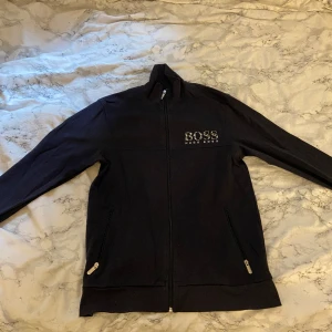Hugo boss tröja - As snygg Hugo boss tröja i bra skick säljer eftersom att den inte andvänds längre hör gärna av dig för flera bilder eller intresse 