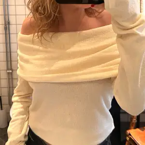 Vit stickad off shoulder tröja från Gina Tricot. Aldrig använd. Storlek XL men passar betydligt mindre (jag är normalt S/M). Skicka för fler bilder!🤍☀️