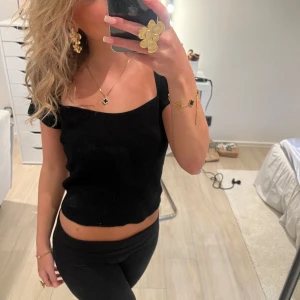 Ribbad t-shirt - säljer denna ribbade t-shirten med en fyrkantig urringning! tryck gärna köp nu💕