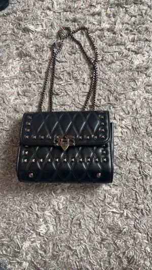 Jätte fin handväska!  - Jätte fin väska. Från shein men är i bra skick. En av ” knapparna” har åkt av men det ör det ända man ser. Original pris är 209kr. Bredden är 25 cm cirka och höjden är 20cm cirka 
