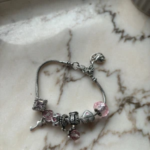 Armband  - Fint armband som är Pandora liknande
