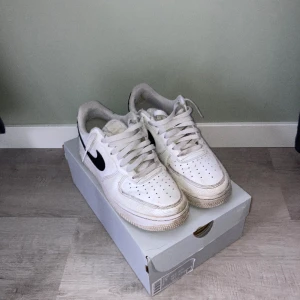  Nike air force  - Ett par Nike air force skapligt använda stl 40 1/2