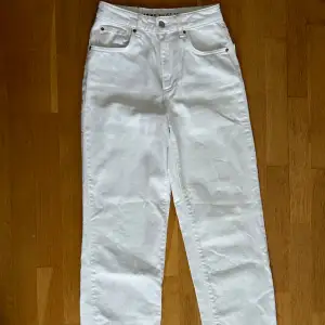 Vita 90s straight jeans.  Storlek: midja 26, längd 30.  Från bikbok, använda 2 gånger.  Rak och vid passform. 