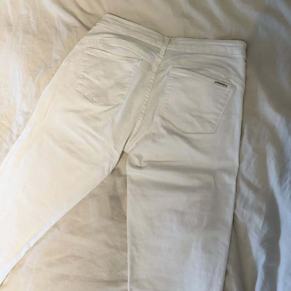 Vita lågmidjade jeans från Mango Superbra skick, använda en gång!  Rundningen över fickorna ger en framhävande effekt av rumpan Katt finns i hemmet  Köpare står för frakten . Jeans & Byxor.