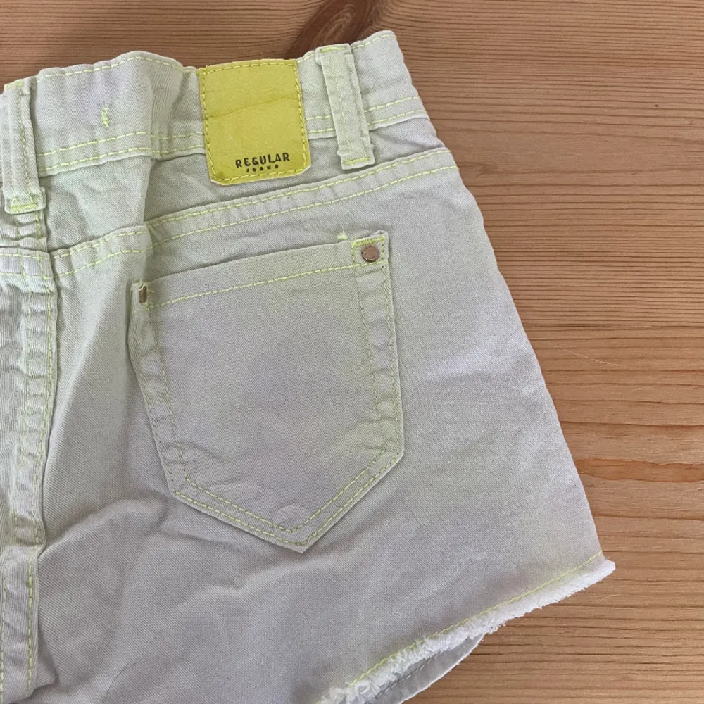 Säljer dessa as snygga lågmidjade jeansshorts med så coola detaljer! . Shorts.