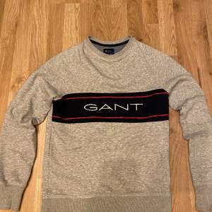 Säljer min riktigt snygg Gant tröja då jag växt ut ur den, skick 10/10, inga difekter eller fläckar på tröjan.