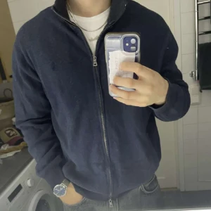 Polo Ralph Lauren Zip Tröja - Säljer denna fina tröja åt en polare för att den är för stor för honom. Skicket är 7-8/10 med lite slitage men fortfarande en väldigt fin tröja.  Kontakta ifall du har frågor! Priset är ej hugget i sten.