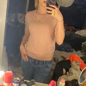 Stickad tröja - Rosa stickad t-shirt jättefint skick🎀