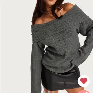 Off shoulder stickad tröja från nelly, använt fåtal gånger, säljer för att den är lite för stor på mig! Jätte fin material och färg. Nypris 400kr