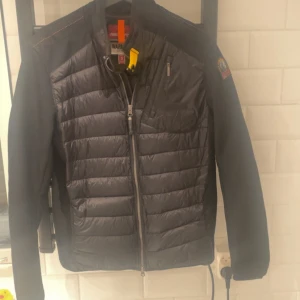 Parajumper cardigan  - Säljer nu min parajumper cardigan då jag vuxit ur den priset är inte hugget i sten är gärna öppen för byten också