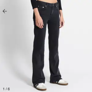 Svarta bootcut jeans från lager 157. Dom är aldrig använda och där av i ett toppen skick.