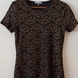 Calvin klein t shirt - Fint skick,undertröja i,guldmönste