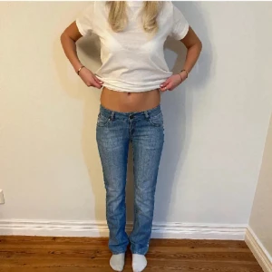 Lågmidjade jeans💓 - Säljer dessa suuuper snygga lågmidjade jeansen från redstar. Dem är i jätte bra skick och knappt använda! Midjemått (rätt över): 36 cm. Innerbenslängd: 78cm. 