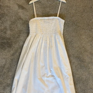 sommar klänning  - säljer denna fina klänning från gina tricot, aldrig använt den! perfekt till sommaren🩷
