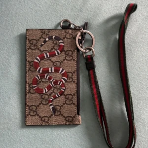 Gucci Snake  Plånbok Beige med Band - Gucci Plånbok Snake beige med Band  Kan sänka vid smidig affär 