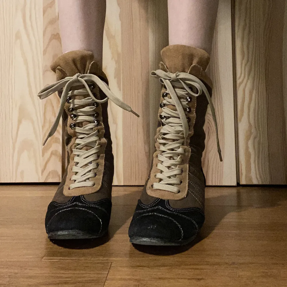 Ett par söta boots med en liten klack! Som ni ser på sista bilden är klacken lite förstörd, ser likadant ut på båda skorna. Därav det låga priset :) . Skor.