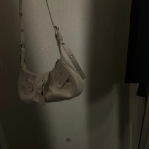 Väska - Säljer min vita axelremsväska då den inte kommer till användning!