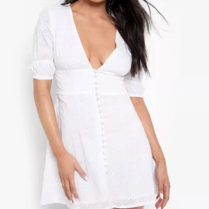 Vit klänning  - Väldigt fin klänning som endast är använd ett fåtal gånger! Har ett märke på insidan av klänningen men inget som syns när man har på sig den(sista bilden)🙌🏼 Kontakta mig om du har frågor eller är intresserad💕💕nypris 450kr