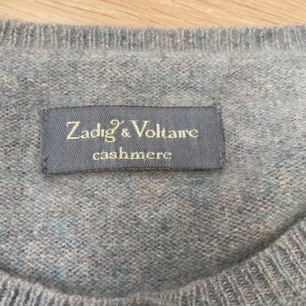 Jätte fin Zadig tröja i 100% kashmere, använd några fåtal gånger, köpt i Paris för 1500. Tröjor & Koftor.