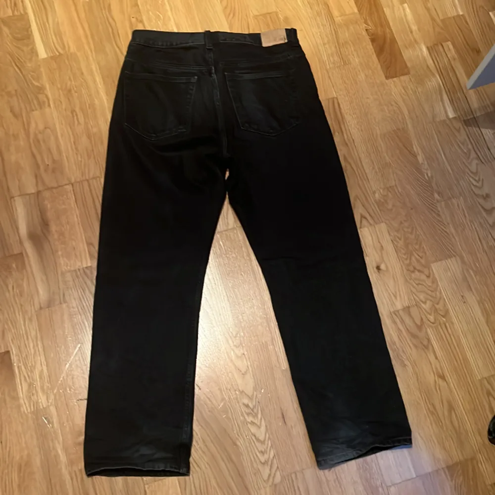 Size 30/30 mycket bra kondition, svarta jeans från weekday orginal pris 800kr. Jeans & Byxor.