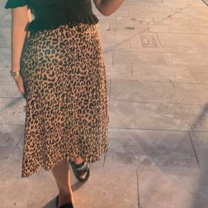 Lång kjol med leopard mönster, använd fåtal gånger 
