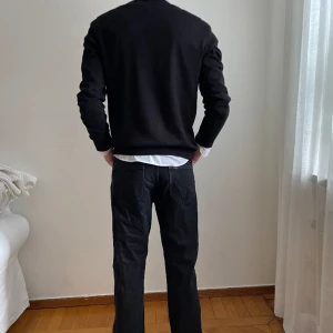 Jeans svarta - Svarta jeans i straight modell. De är ganska nya så färgen är inte urtvättad eller så. Hör gärna av dig om du har några frågor. 