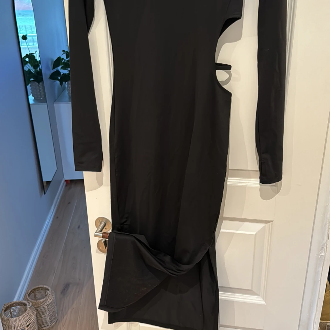 Lång klänning med cutouts - 90