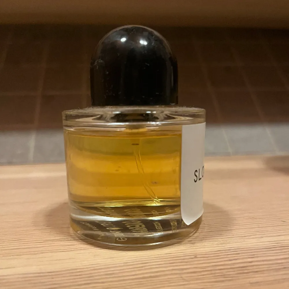 Byredo parfym slowdance 50 ml. Andvänd ett fåtal gånger och har fortfarande mycket innehåll kvar (se bild två). Pris är diskuterbart!. Övrigt.