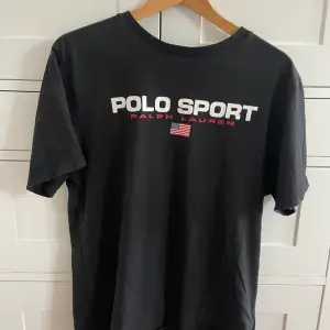Svart Polo Ralph lauren T-shirt inom deras egna Sport kollektion. Sparsamt använd i ett väldigt fint skick. Köpt för 700kr. Är storlek XL men sitter som L.