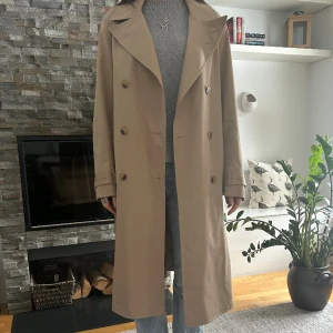 Trenchcoat från tiger of sweden - jätte fin vår trenchcoat från tiger of sweden!! Endast använd ett fåtal gånger💞 Storlek 34. Nypris 6000kr