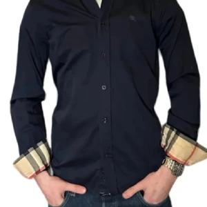 Burberry skjorta  - Burberry skjorta i storlek M Marinblå använd fåtal gånger   Nypris runt :6000kr  Väldigt bra skick. Priset går att diskutera vid snabb affär 