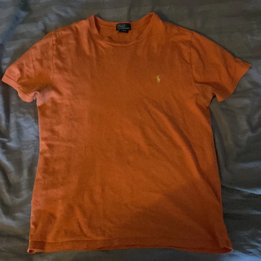 Säljer denna Ralph lauren T-shirten i barnstorlek L men vuxenstorlek S. Ralph lauren loggan är gul och själva tröjan är orange. Hör av dig vid minsta fundering!😁. T-shirts.