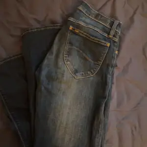 Säljer dessa vintage jeans ifrån lee💓kan inte se vad de är för storlek med skulle säga att de passar någon som vanligtsvis har 34 i jeans