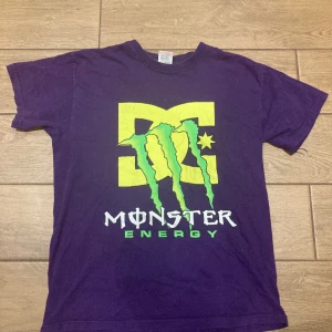  T-shirt  - Hej här en en jätte cool monster tröja som inte kommer till någon användning, det är i bra skick 😊