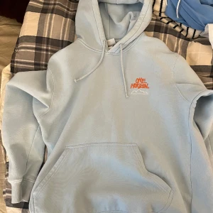 blå hoodie!  - mysig ljusblå hoodie! knappt använd och i bra skick