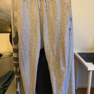 Gasp Byxor - Säljer mina Gasp Byxor då dom aldrig kommer till användning längre. Byxorna är använda ett par gånger och har gått sönder lite vid sömmen längst ner på baksidan av högra benet. Dom passar mig väldigt bra som är 189 cm och 94 kg.