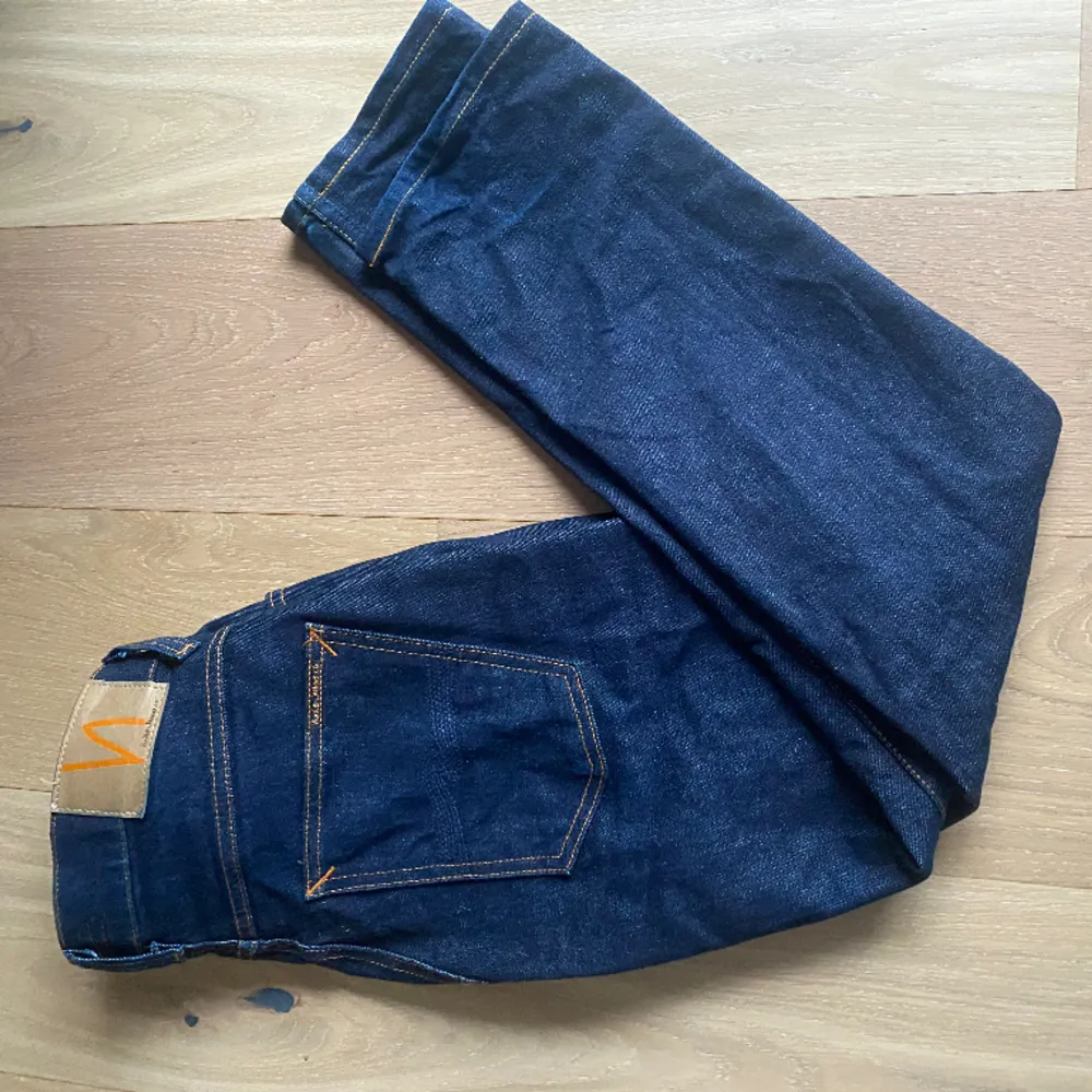detta är ett par nudie jeans som är 9,5/10 och är ofärgade. Jeans & Byxor.