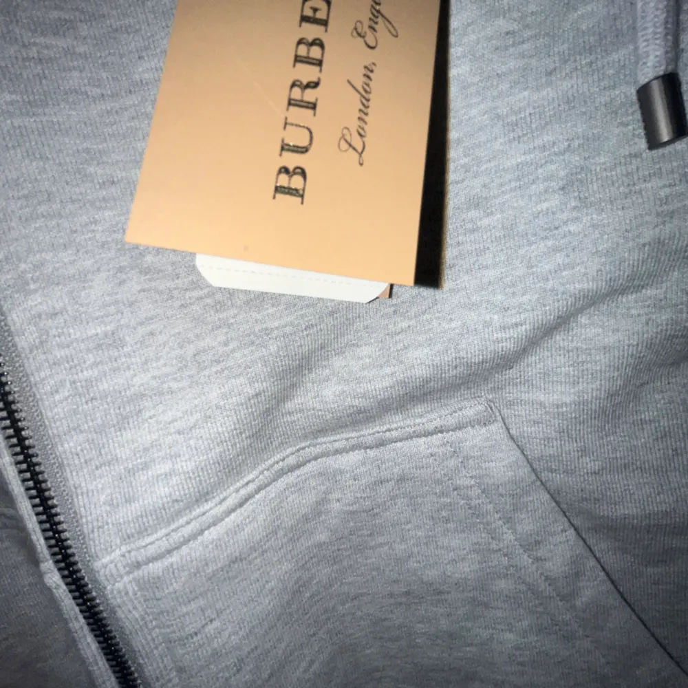 Hej jag säljer min Burberry kofta som jag fick som present ,jag säljer den för att den är för stor för mig .pirset kan diskuteras. Hoodies.